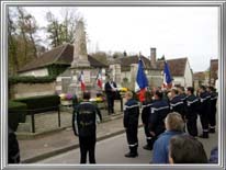 Défilé et cérémonie au monument aux morts