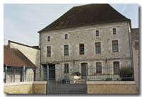La mairie, vue de l'espace Lafarge à Maligny